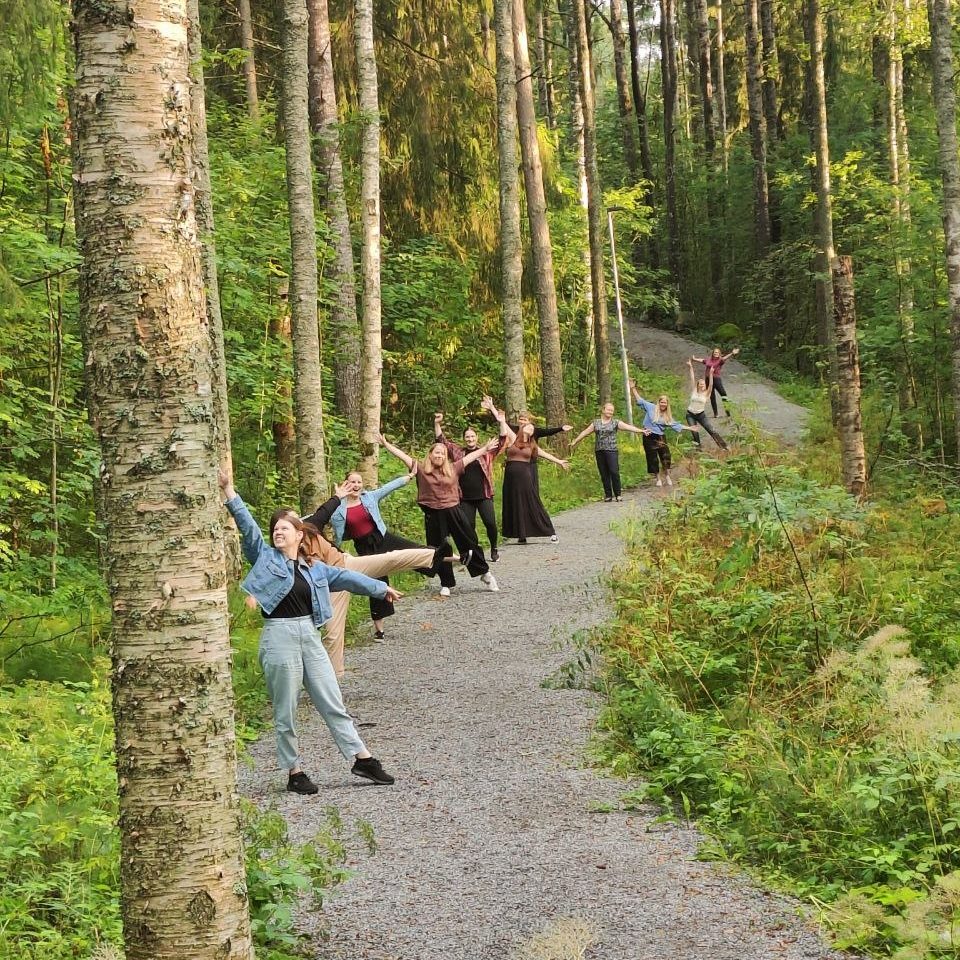 Aukea Ensemblen jäsenet tamperelaisella metsäpolulla.